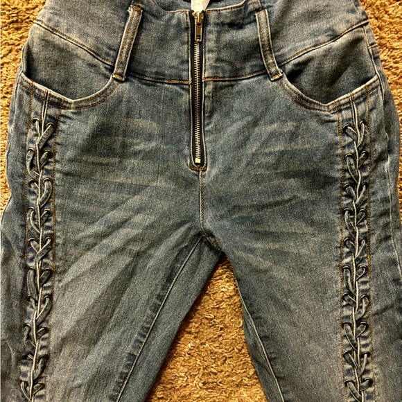 Venus brand Woman size 4 Lace up sides Zipper closure. Great condition No flaws - Picture 11 of 15